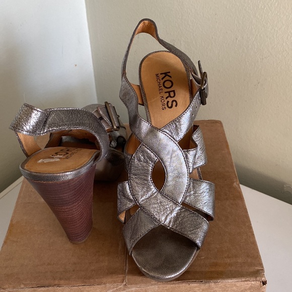 Michael Kors Metallic silver platform pumps open toe Womens straps - Picture 10 of 10